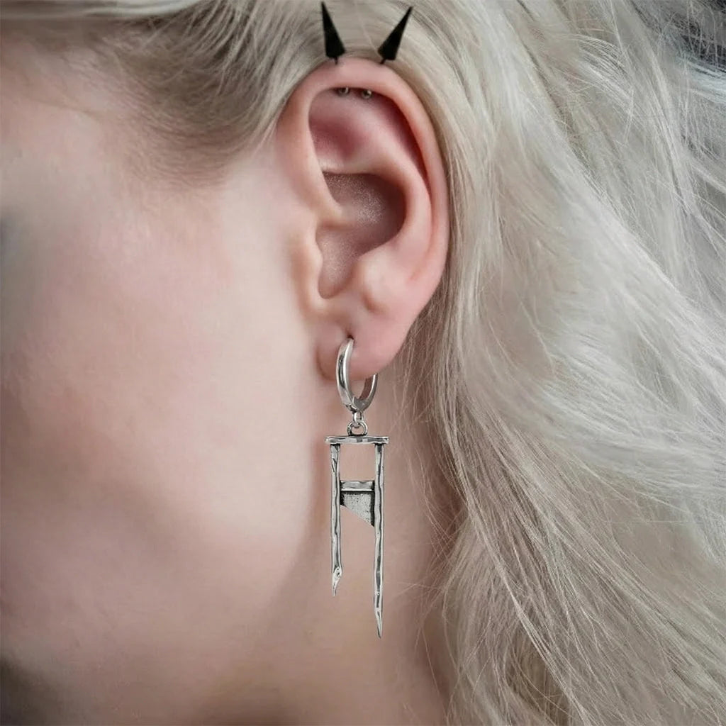 CHIC GUILLOTINE EARRINGS